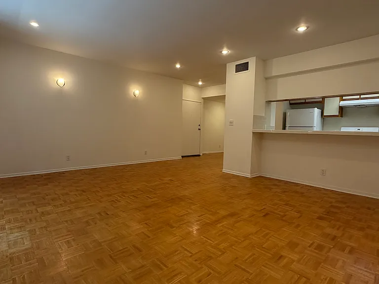 857 S Plymouth Blvd #303 — Photo 3