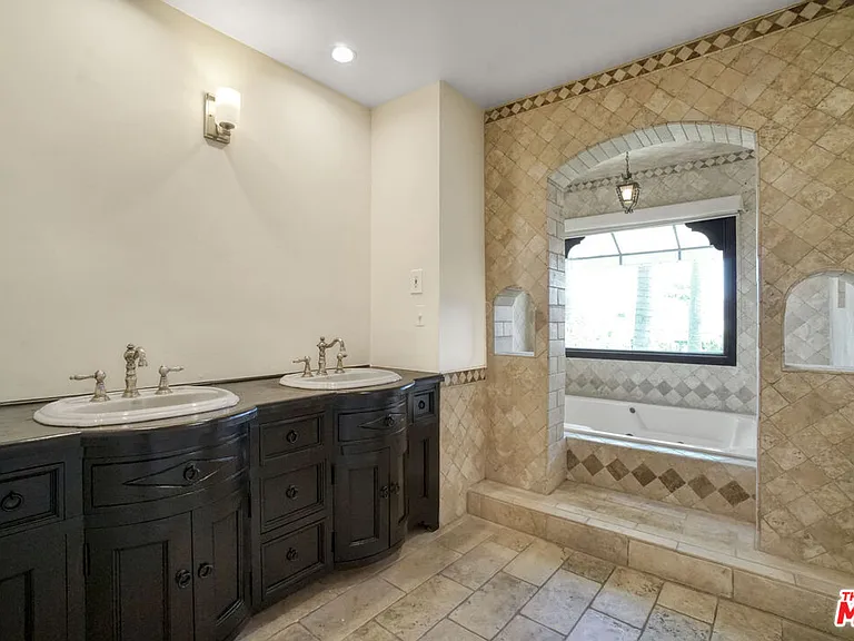 209 N Doheny Dr — Photo 16