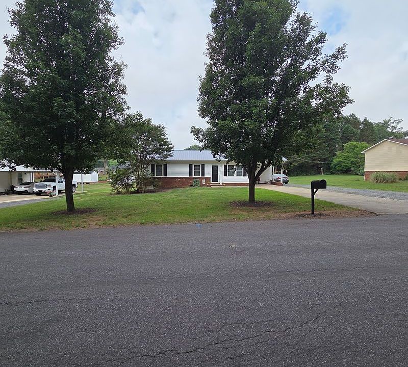 1st image of 1004 Tracy St