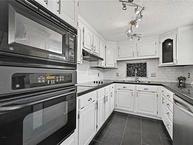 5215 NE 60th Ter — Photo 11