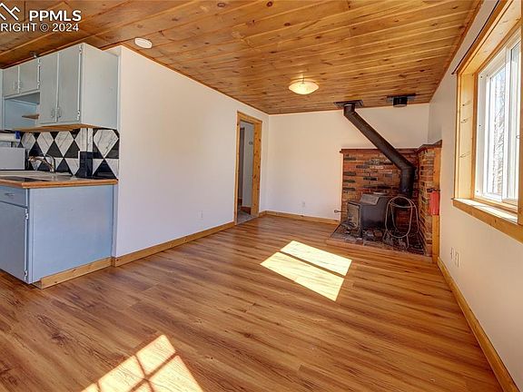 5th image of 215 Will Scarlet Dr