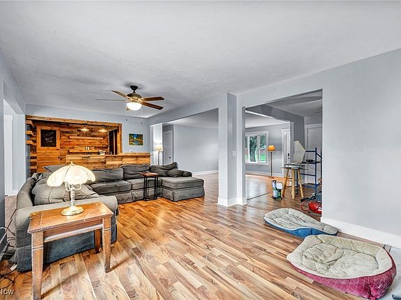 5th image of 251 Windsor Dr