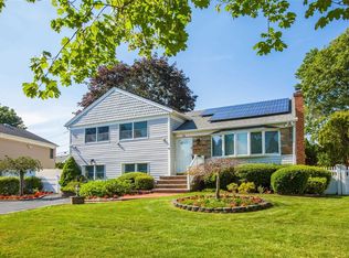 88 Kathleen Dr, Syosset, NY 11791