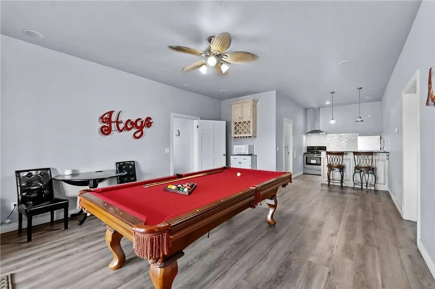 5 bed, 4.0 bath, 3993 sqft, $8,483 — Photo 2