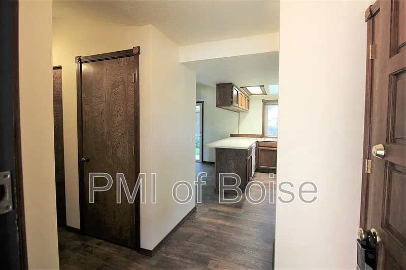 3 bed, 2.0 bath, 1252 sqft, $1,795 — Photo 3