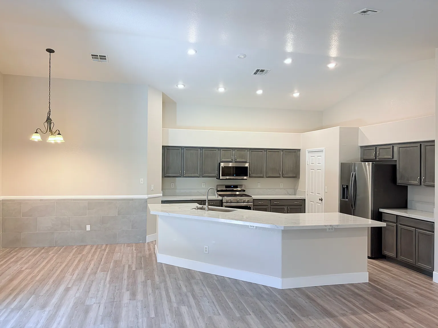3 bed, 3.0 bath, 2164 sqft, $2,750 — Photo 2