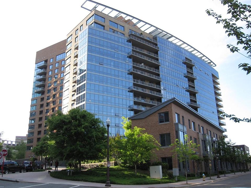Building Exterior w/DC Views