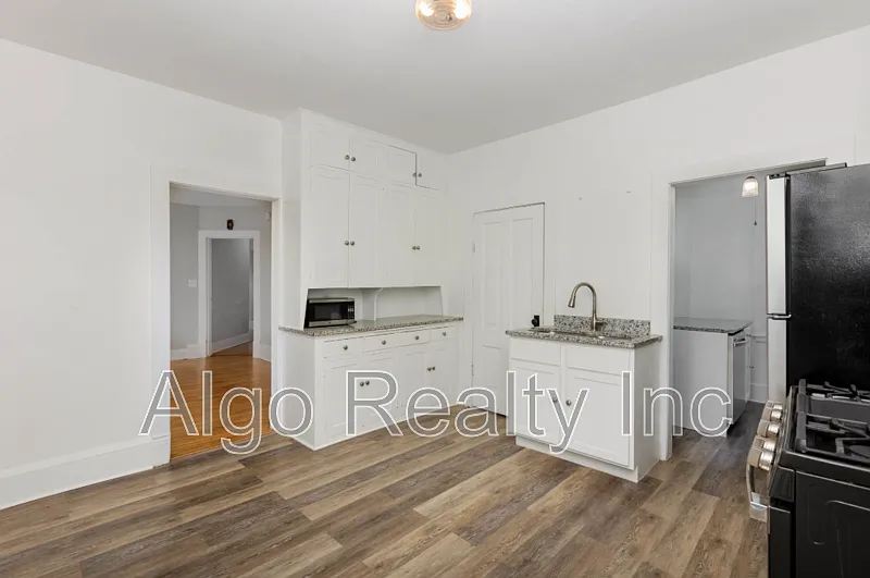 3 bed, 1.0 bath, 1108 sqft, $1,695 — Photo 2