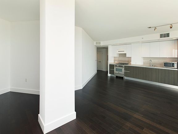 5th image of 8 Buchanan St Unit 611