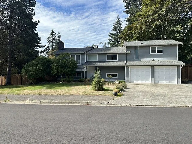 4 bed, 2.5 bath, 2710 sqft, $4,000 — Photo 2