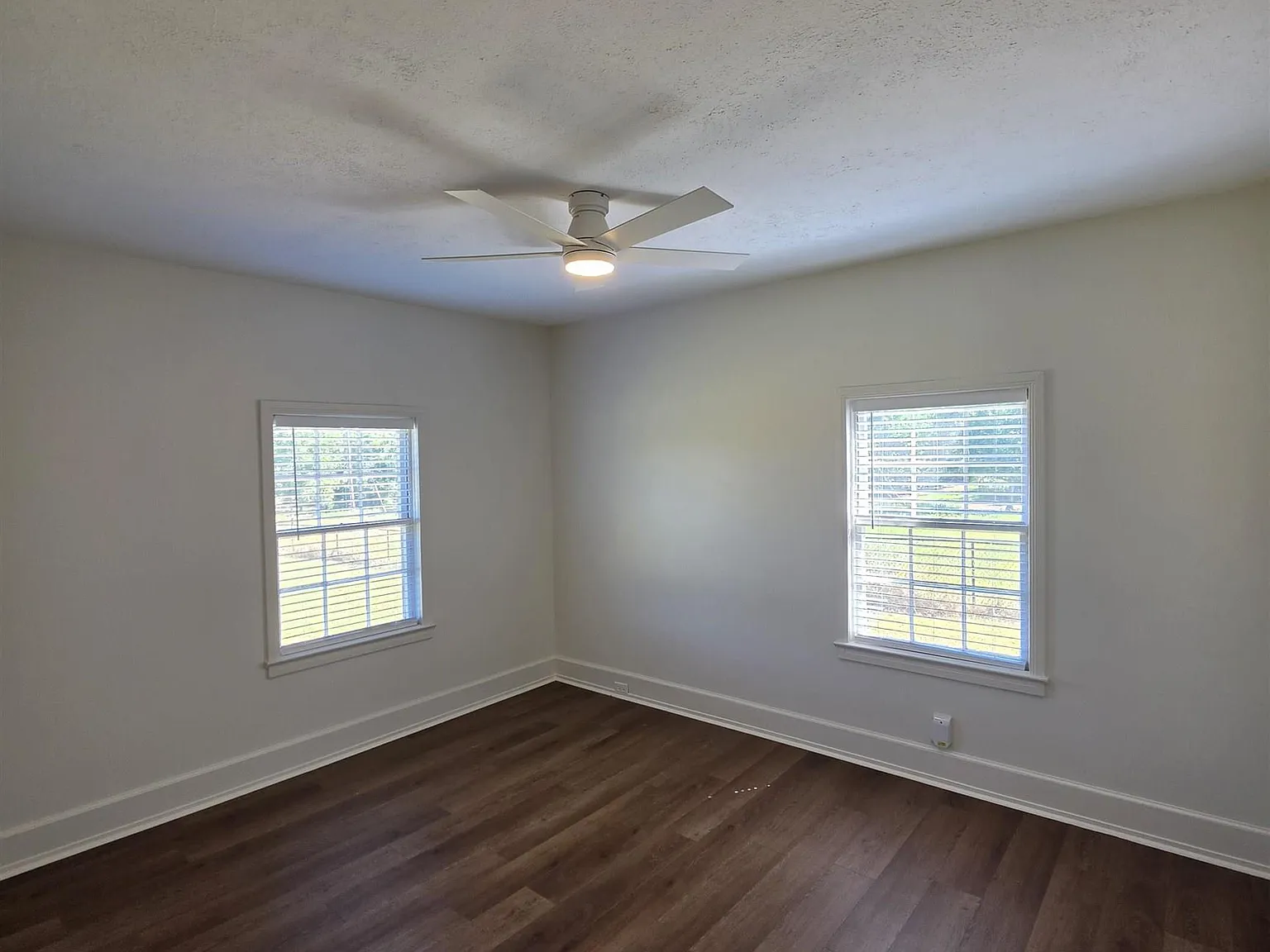 3 bed, 2.0 bath, 2368 sqft, $1,850 — Photo 4
