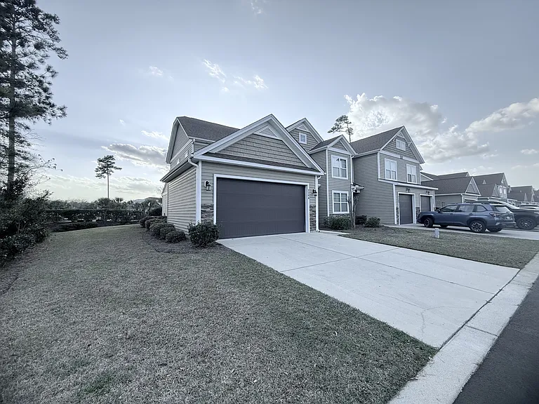 220 Machrie Loop #A — Photo 2