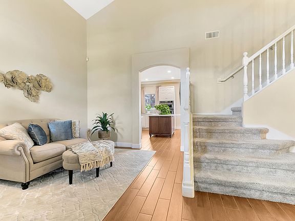 3rd image of 9123 Autumn Rose Dr NE