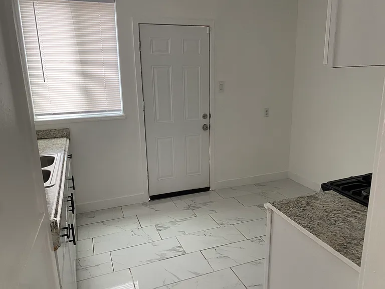 312-314 Maxine Ave — Photo 9