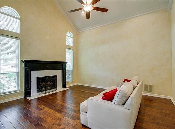 3rd image of 215 Salem Ct