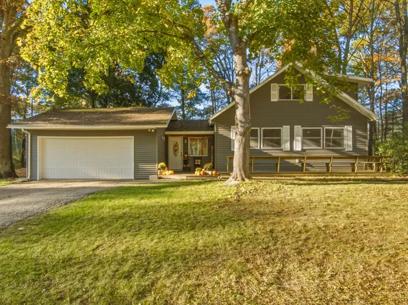 8225 Highland Trl, Stanwood, MI 49346