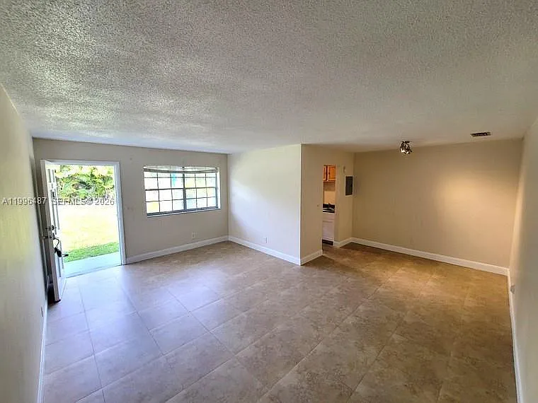 Building Photo - 1431 S 14th Ave #114