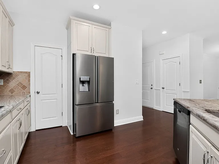 549 Daventry Ct — Photo 3