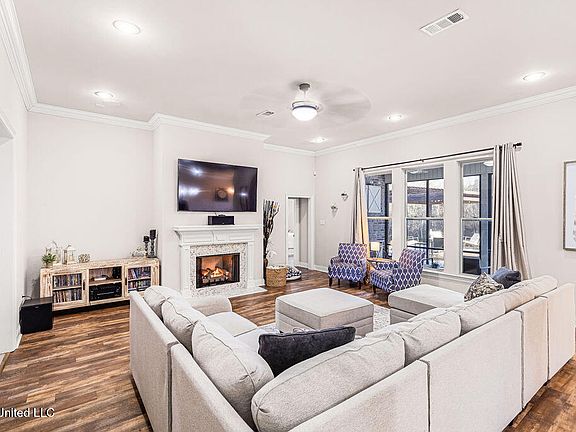 5th image of 15188 Belhaven St