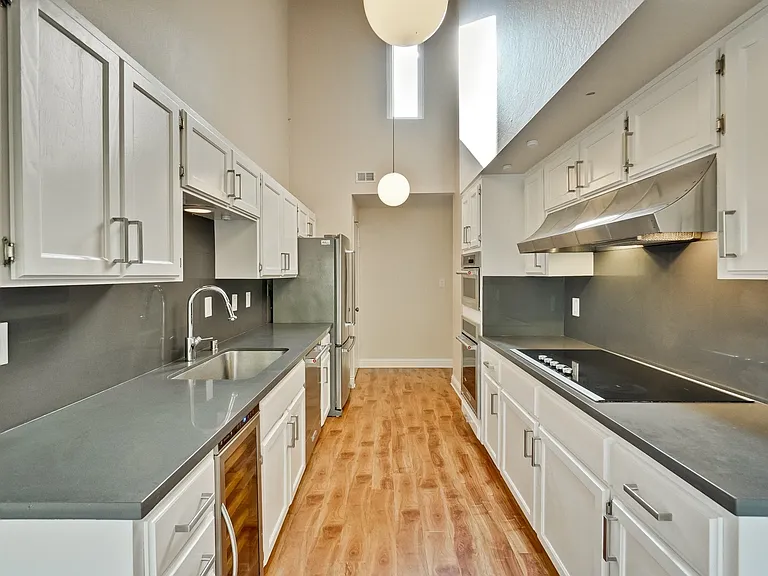 4271 Ponce Dr — Photo 3