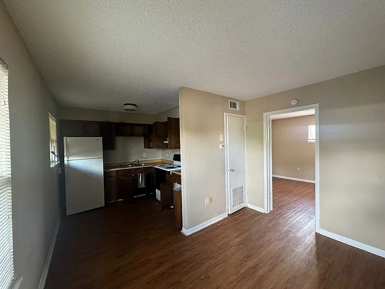 3102 Atkinson Ave — Photo 4