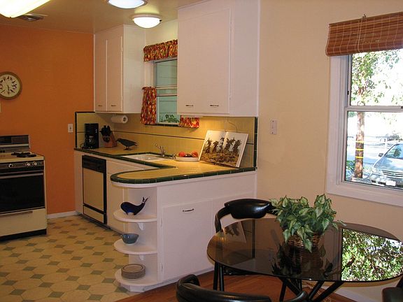 Eat-in-kitchen