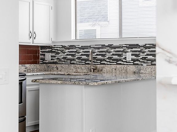 5th image of 1035 Jasmine Street #3