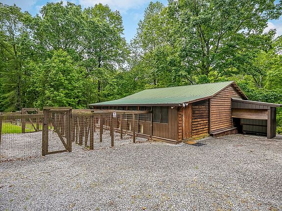 9th image of 1263 Ridge Rd W