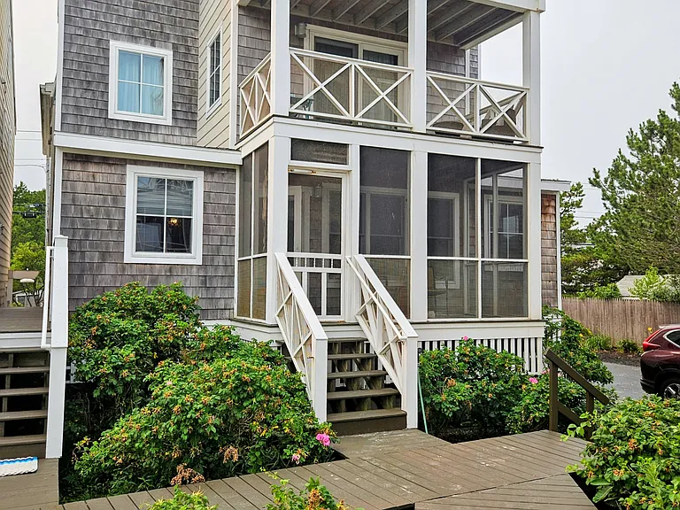 193 E Grand Ave #8 — Photo 1
