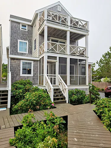 193 E Grand Ave #8 Photo 1