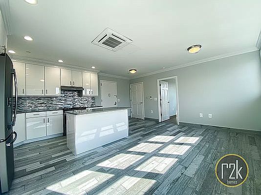 5th image of 2103 31st Ave #7B