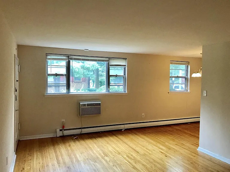3024 W Queen Ln — Photo 6