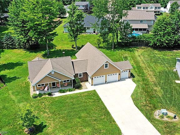 4th image of 413 Maplewood Dr