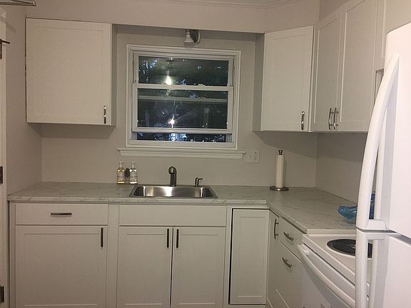 Bright farmhouse kitchen 