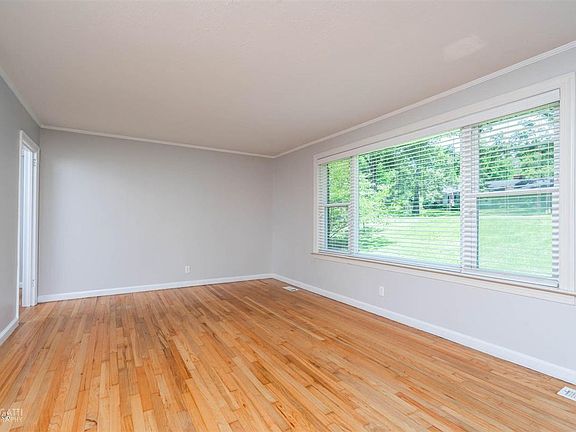 4th image of 2758 Northwoods Dr S