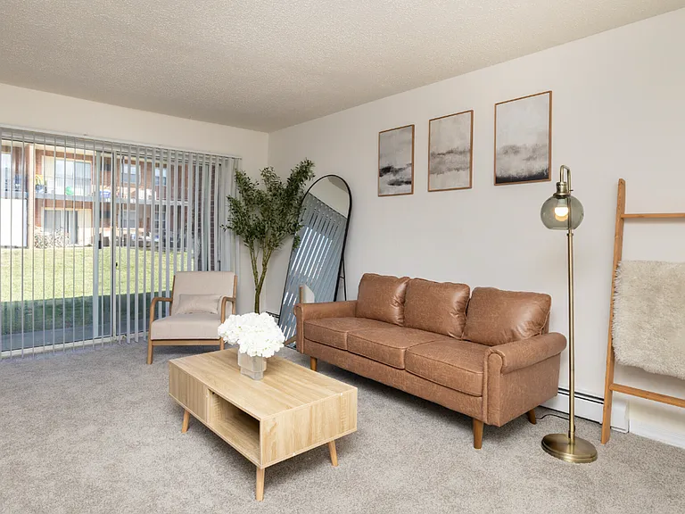 Colonial Point Apartments — Photo 14