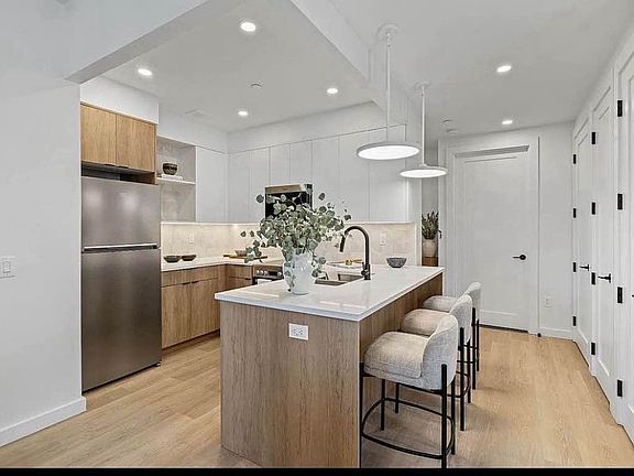 3rd image of 1615 Cedar St #423