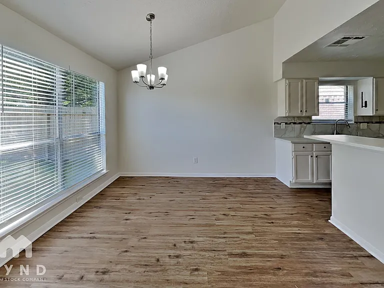 15831 Pryor Dr — Photo 4