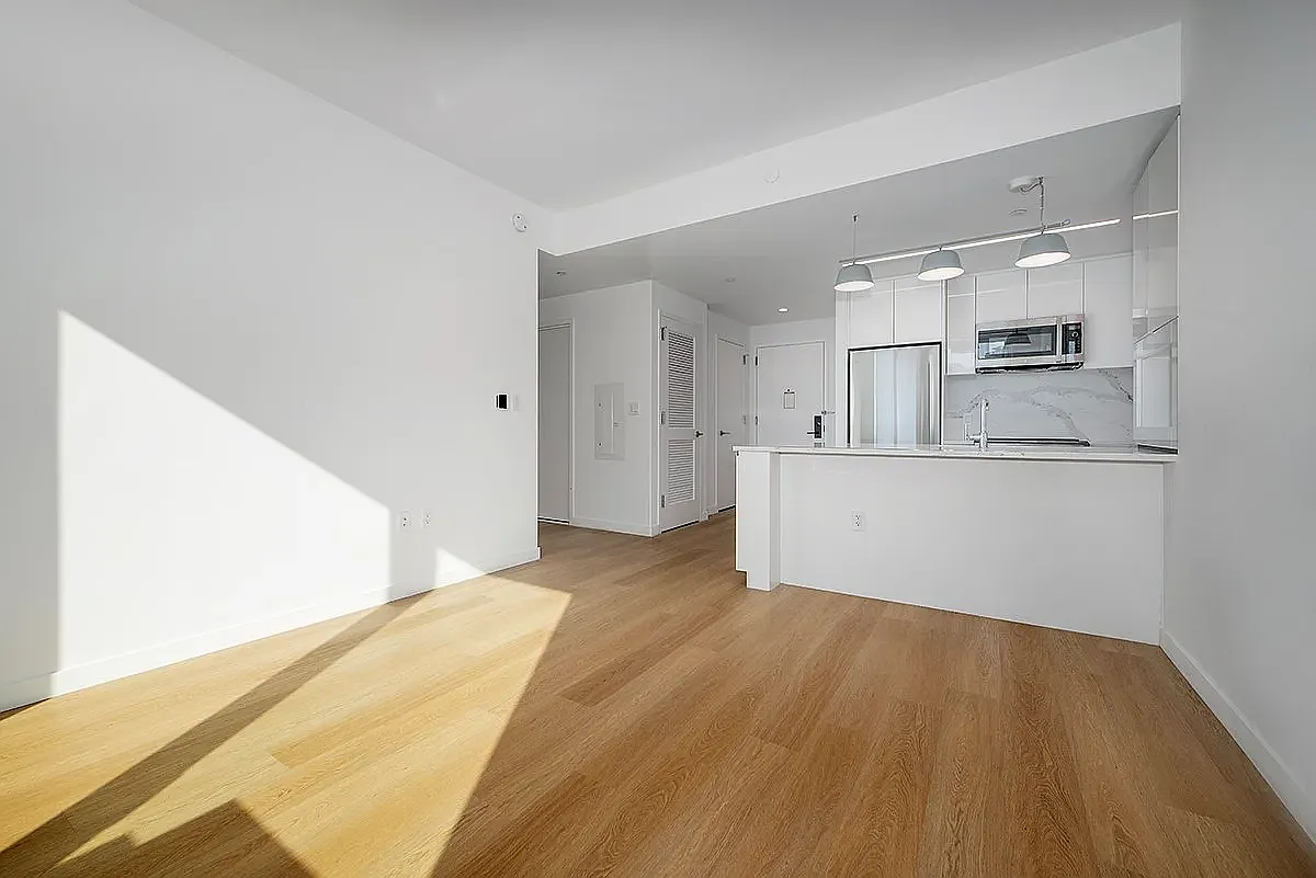 4650 Broadway — Photo 3