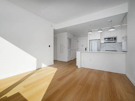 3rd image of 4650 Broadway #Penthouse 9