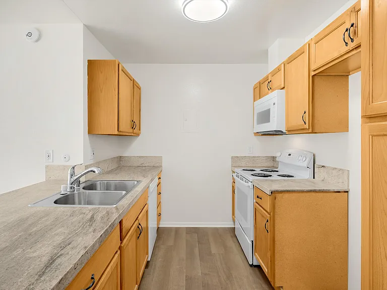 2521 W Sunflower Ave #R8 — Photo 8