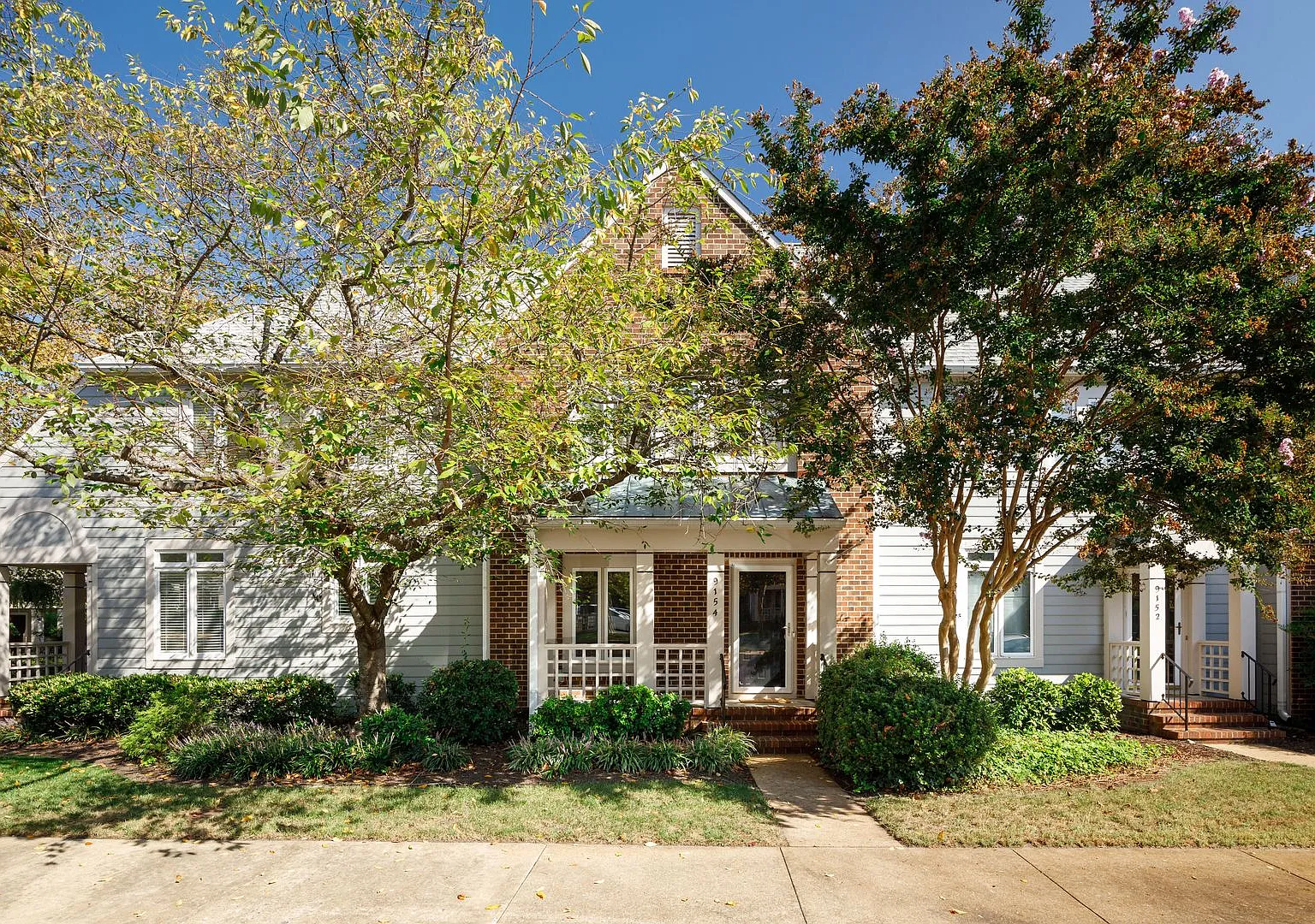 Beautiful 2 Bedroom Lakeview Property — Photo 2