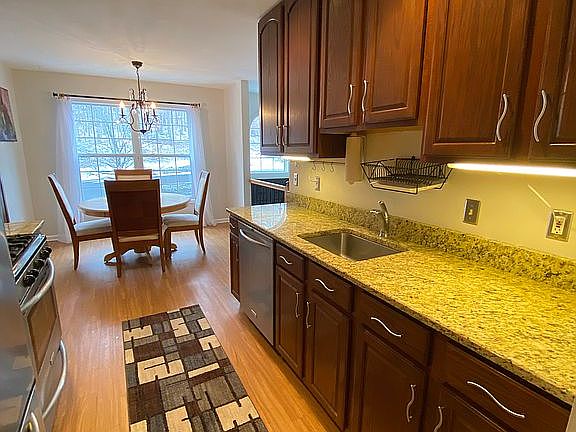 4th image of 810 Newport Dr