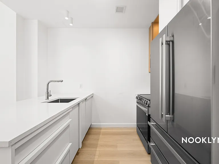 26-04 Jackson Ave #14J — Photo 10