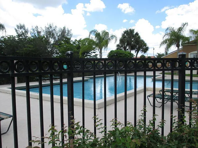 1141 Lake Victoria Dr #H — Photo 18