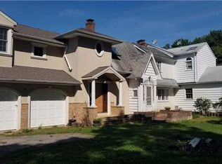 658 Caledonia Rd, Dix Hills, NY 11746