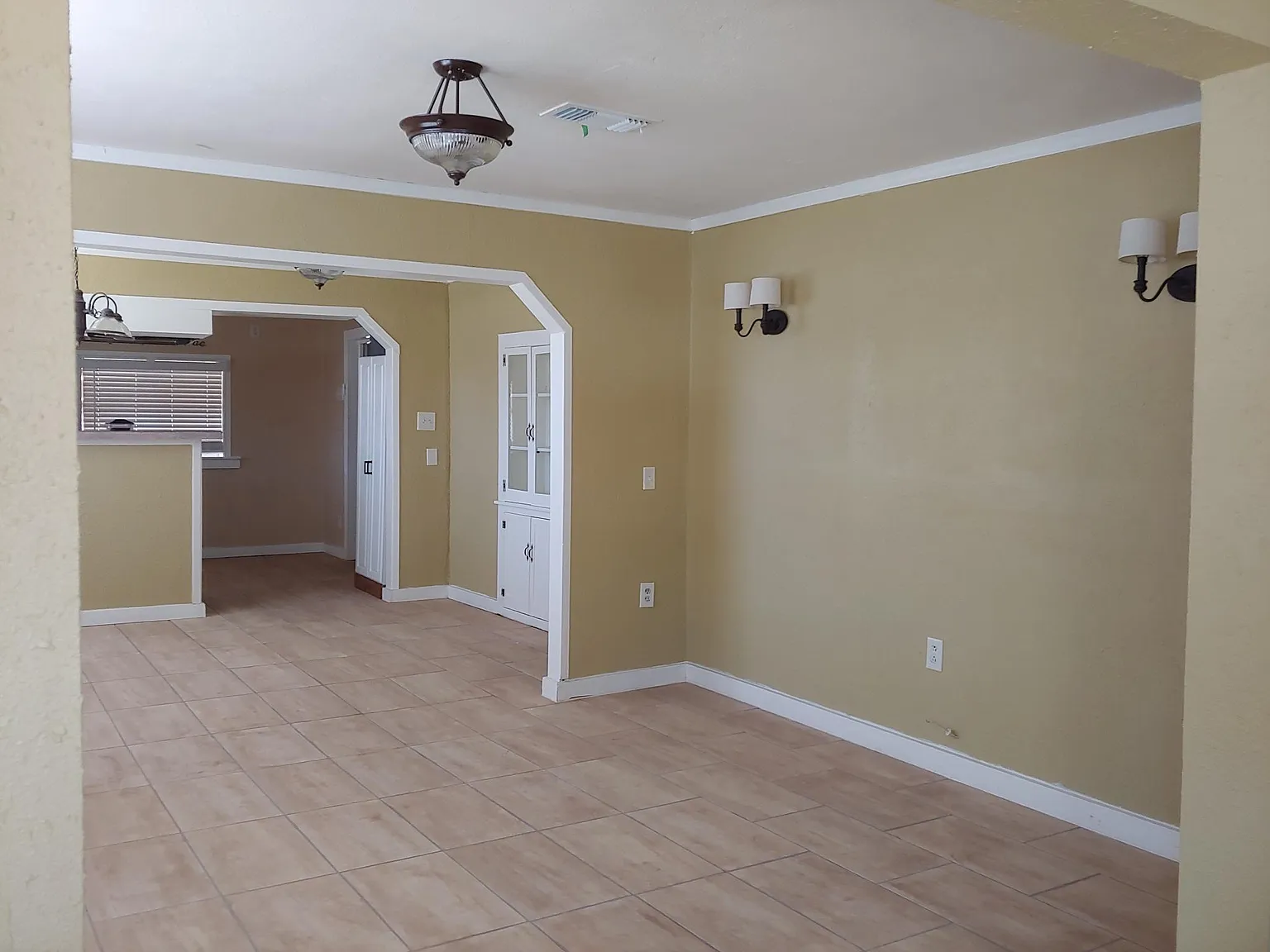 145 N Hackberry Ave — Photo 2