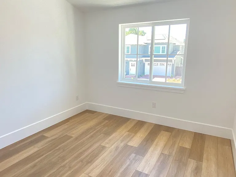 205 Oak Tree Cir — Photo 6