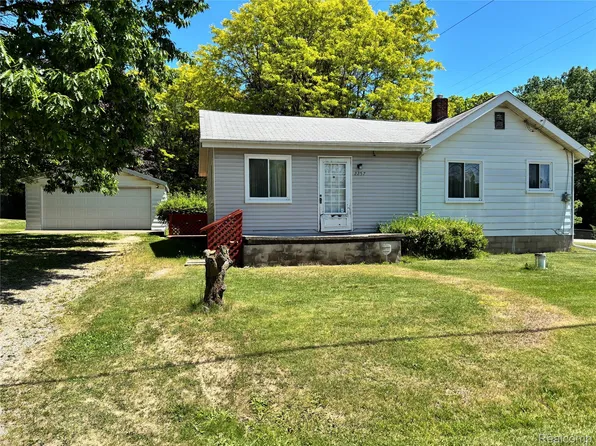 2257 Lodge Rd, Flint, MI 48532
