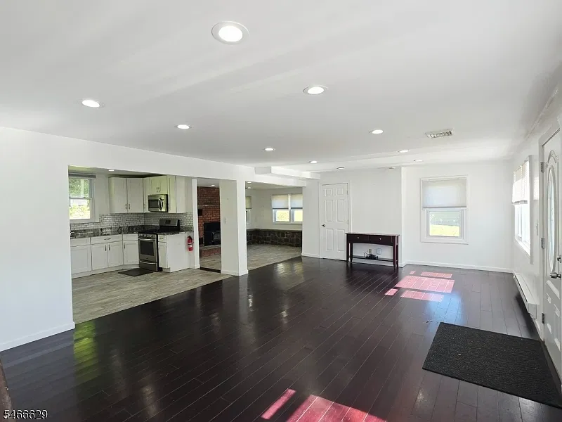 4 bed, 1.5 bath, $3,400 — Photo 4